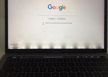 เจ้าของ MacBook Pro รุ่นใหม่และรุ่นปี 2016 พบปัญหาจอแสดงผล แสดงไฟพื้นหลังเหมือนแสงไฟบนเวที