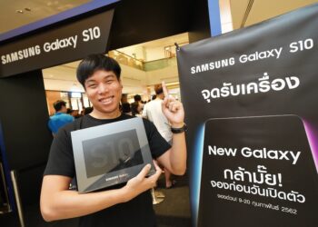 กระแสตอบรับดีเยี่ยม! กาแลคซี่แฟนกลุ่มแรกแห่รับเครื่อง Samsung Galaxy S10 คิวยาวเหยียด