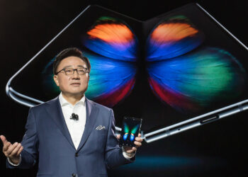 ล้ำโลก!! Samsung เปิดตัวสมาร์ทโฟนพับได้ Galaxy Fold อย่างเป็นทางการ จอ 4.6 นิ้วกางออกมาเป็น 7.3 นิ้ว ใช้ชิป Snapdragon 855 แรม 12GB วางขาย 26 เมษายนนี้ราคาราว 61,500 บาท