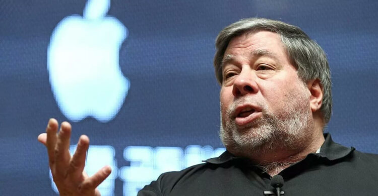 ผู้ร่วมก่อตั้ง Apple กังวลว่า iPhone กำลังตกเป็นผู้ตาม หลังคู่แข่งเปิดตัวสมาร์ทโฟนจอพับได้