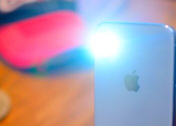 งานเข้าอีกแล้ว!! เจ้าของ iPhone X ,iPhone XS และ iPhone XR หลายคนพบปัญหา iPhone เปิดไฟฉายโดยไม่รู้ตัว