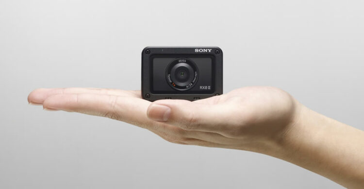 Sony RX0 II กล้องคอมแพคระดับพรีเมี่ยมมีขนาดเล็กและเบาที่สุดในโลก กันกระแทกกันฝุ่น กันน้ำลึก 10 เมตร จอพับได้ ราคาราว 22,000 บาท