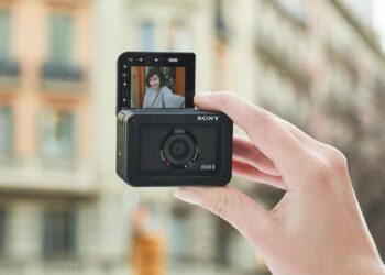 Sony RX0 II กล้องคอมแพคระดับพรีเมี่ยมมีขนาดเล็กและเบาที่สุดในโลก กันกระแทกกันฝุ่น กันน้ำลึก 10 เมตร จอพับได้ ราคาราว 22,000 บาท