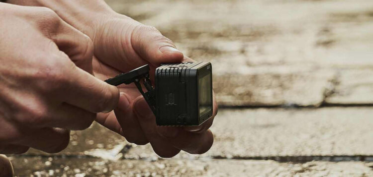 Sony RX0 II กล้องคอมแพคระดับพรีเมี่ยมมีขนาดเล็กและเบาที่สุดในโลก กันกระแทกกันฝุ่น กันน้ำลึก 10 เมตร จอพับได้ ราคาราว 22,000 บาท