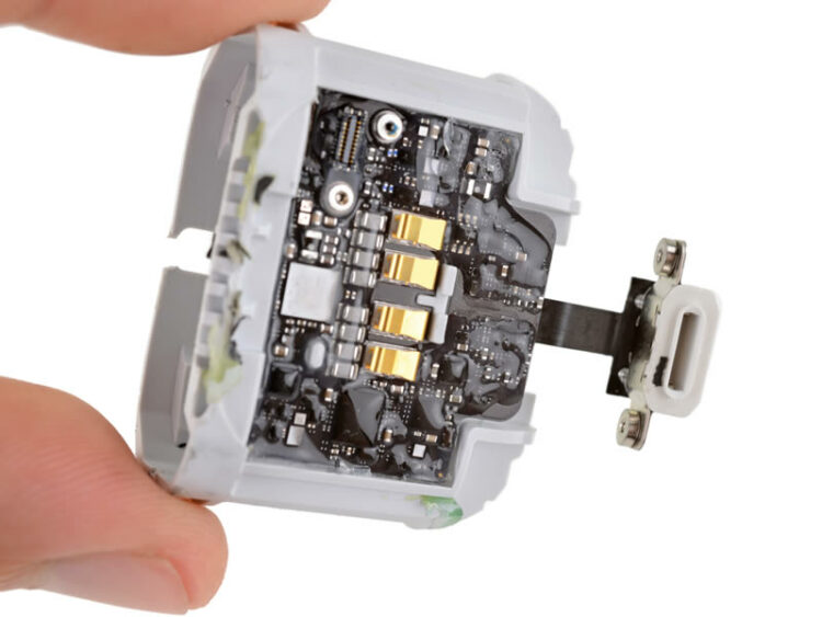 ชำแหละ!! AirPods 2 พบชิป H1 กับ Bluetooth 5.0 แบตเตอรี่ขนาดเดิม และเคลือบกันน้ำที่แผงวงจรของเคสชาร์จ