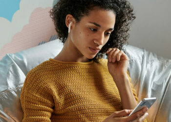 ลือ!! Microsoft กำลังพัฒนาหูฟังไร้สาย Surface Buds คู่แข่งของ Apple AirPods