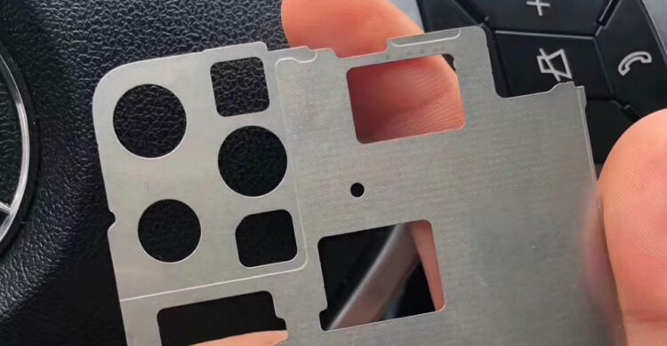 ภาพหลุดชิ้นส่วน iPhone XI (iPhone 11)ในปี 2019 ชี้ให้เห็นตำแหน่งกล้องหลัง 3 ตัว จัดเรียงในรูปแบบสามเหลี่ยม