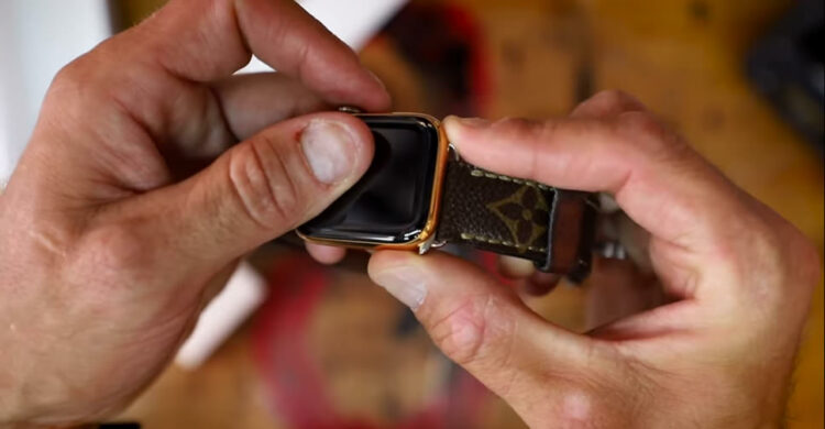 ชมคลิป!! Apple Watch Series 4 ถูกจุ่มลงไปในทองคำบริสุทธิ์ 24 กะรัต กลายเป็น Apple Watch สุดหรูไม่ซ้ำใคร