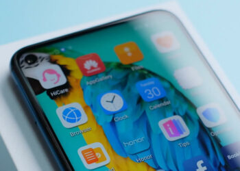 ภาพหลุด Honor 20 Pro ถูกเจาะรูบนจอแสดงผล สำหรับวางกล้องเซลฟี่ และมีกล้องหลัง 4 ตัว เปิดตัว 21 พฤษภาคมนี้