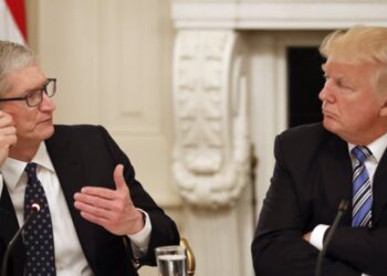 เครียด!! Tim Cook พูดคุยกับ Donald Trump เกี่ยวกับสงครามการค้า ซึ่งอาจส่งผลให้ iPhone มีราคาแพงขึ้นราว 5,000 บาท จากการขึ้นภาษีนำเข้าจากจีนเป็น 25%