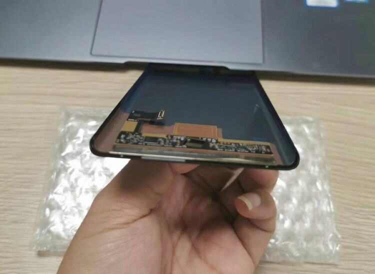 Huawei Mate 30 Pro จะกลับมาใช้รอยบากกว้างเหมือน Mate 20 Pro อ้างอิงจากภาพหลุดแผงด้านหน้า