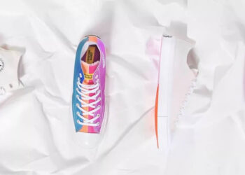 สุดเท่!! รองเท้า Converse All Star สีขาวล้วน แต่เมื่อถูกแสงอาทิตย์ จะกลายมีสีสันสดใสขึ้นในทันที