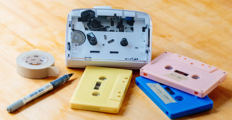 IT’S OK เครื่องเล่นเทปคาสเซ็ท ดีไซน์คลาสสิคจากยุค 80s รองรับ Bluetooth 5.0 สามารถฟังเพลงได้ทั้งแบบไร้สาย และใช้สาย