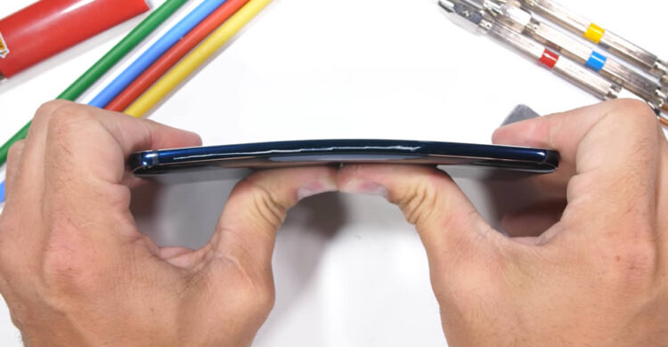 ผ่านมั้ย? Nokia 9 PureView ถูกทดสอบความทนทาน จากการขีดข่วน ลนไฟ และดัดให้โค้งงอด้วยมือเปล่า (ชมคลิป!!)