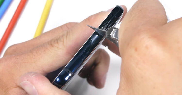 ผ่านมั้ย? Nokia 9 PureView ถูกทดสอบความทนทาน จากการขีดข่วน ลนไฟ และดัดให้โค้งงอด้วยมือเปล่า (ชมคลิป!!)