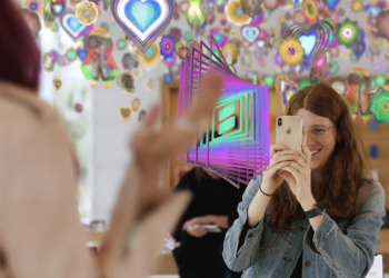 Apple เปิดตัวศิลปะชุดใหม่ในชื่อ [AR]T Walk นำเทคโนโลยี AR มาแสดงที่ Apple Store ทั่วโลก