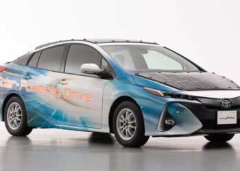 Toyota กำลังทดสอบรถยนต์ไฟฟ้า ด้วยการติดตั้งแผงโซลาร์เซลล์ไว้บนหลังคา เพิ่มระยะทางวิ่งได้ 44.5 กิโลเมตรต่อวัน