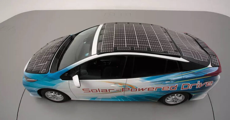Toyota กำลังทดสอบรถยนต์ไฟฟ้า ด้วยการติดตั้งแผงโซลาร์เซลล์ไว้บนหลังคา เพิ่มระยะทางวิ่งได้ 44.5 กิโลเมตรต่อวัน