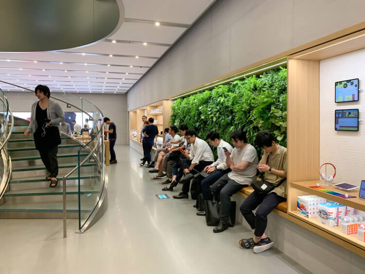 พาทัวร์ Apple Store สาขา Omotesando หลังจากได้รับการรีโนเวทใหม่ในรอบ 5 ปี พร้อมกำแพงต้นไม้สีเขียว (ชมคลิป)