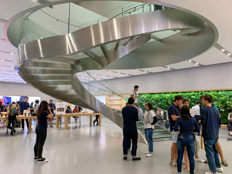 พาทัวร์ Apple Store สาขา Omotesando หลังจากได้รับการรีโนเวทใหม่ในรอบ 5 ปี พร้อมกำแพงต้นไม้สีเขียว (ชมคลิป)