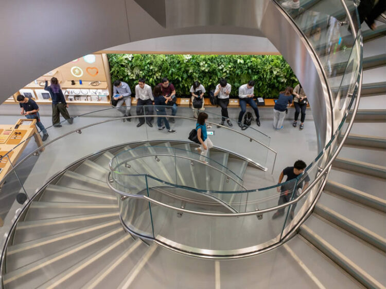 พาทัวร์ Apple Store สาขา Omotesando หลังจากได้รับการรีโนเวทใหม่ในรอบ 5 ปี พร้อมกำแพงต้นไม้สีเขียว (ชมคลิป)