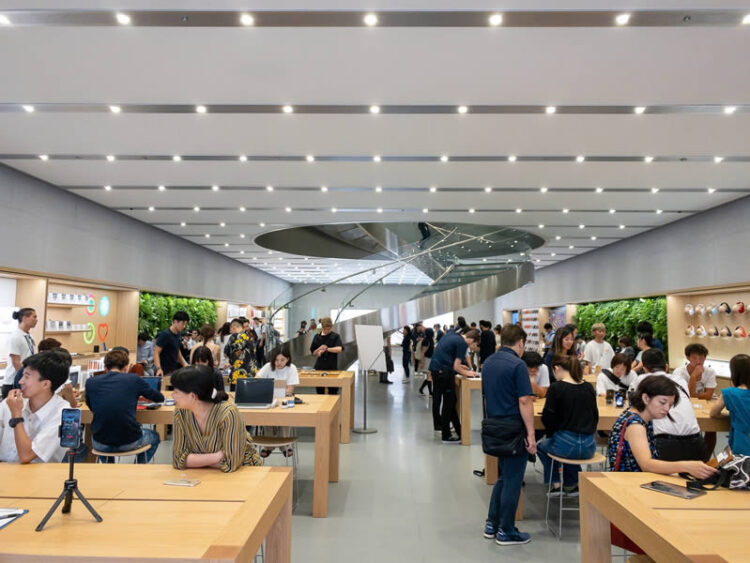 พาทัวร์ Apple Store สาขา Omotesando หลังจากได้รับการรีโนเวทใหม่ในรอบ 5 ปี พร้อมกำแพงต้นไม้สีเขียว (ชมคลิป)
