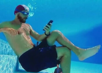 งานเข้า!! Samsung กำลังถูกฟ้องในออสเตรเลีย กรณีโฆษณาคุณสมบัติกันน้ำของสมาร์ทโฟน Galaxy ทำให้หลายคนเข้าใจผิด