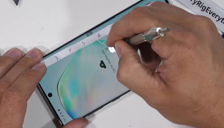 แกร่งแค่ไหน? Samsung Galaxy Note 10+ ถูกทดสอบความทนทาน จากใบมีด ลนไฟ และดัดให้โค้งงอด้วยมือเปล่า (ชมคลิป!!)