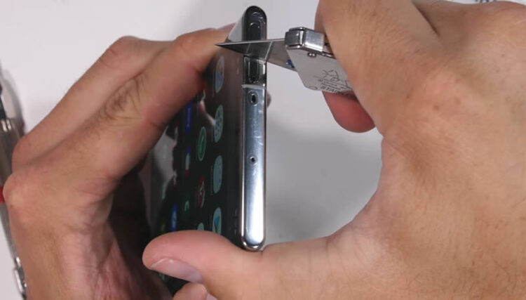 แกร่งแค่ไหน? Samsung Galaxy Note 10+ ถูกทดสอบความทนทาน จากใบมีด ลนไฟ และดัดให้โค้งงอด้วยมือเปล่า (ชมคลิป!!)