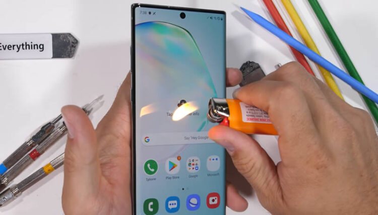 แกร่งแค่ไหน? Samsung Galaxy Note 10+ ถูกทดสอบความทนทาน จากใบมีด ลนไฟ และดัดให้โค้งงอด้วยมือเปล่า (ชมคลิป!!)