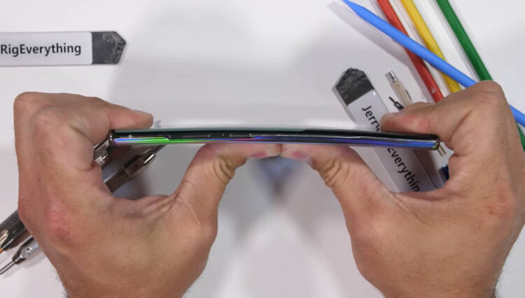 แกร่งแค่ไหน? Samsung Galaxy Note 10+ ถูกทดสอบความทนทาน จากใบมีด ลนไฟ และดัดให้โค้งงอด้วยมือเปล่า (ชมคลิป!!)