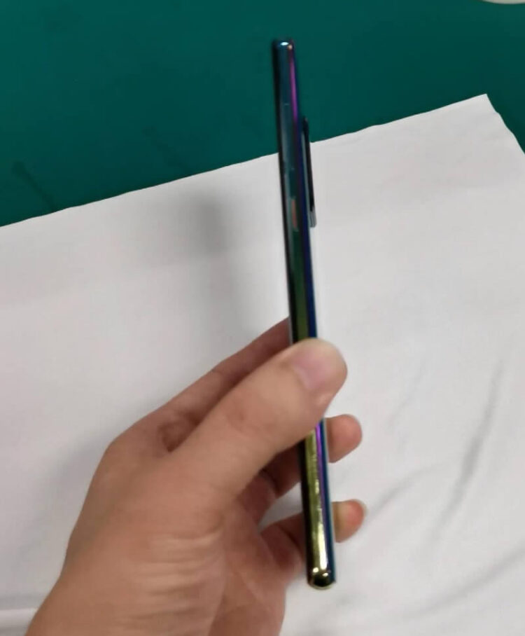 ภาพหลุด Huawei Mate 30 เครื่องจริง มาพร้อมกล้องหลัง 4 ตัว วางอยู่บนกรอบสี่เหลี่ยมขนาดใหญ่