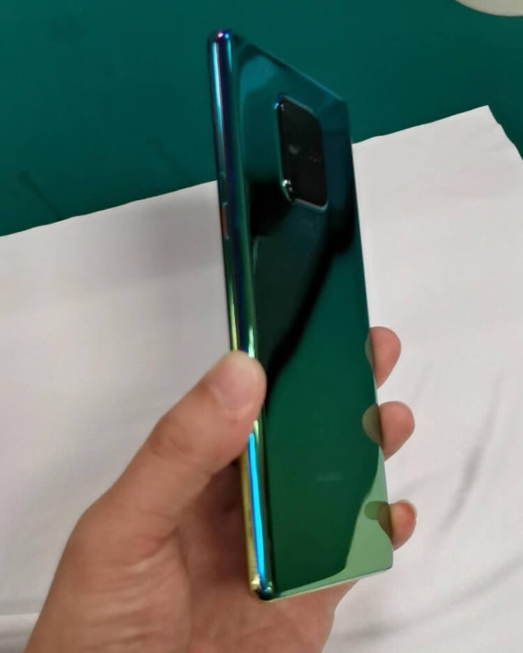 ภาพหลุด Huawei Mate 30 เครื่องจริง มาพร้อมกล้องหลัง 4 ตัว วางอยู่บนกรอบสี่เหลี่ยมขนาดใหญ่