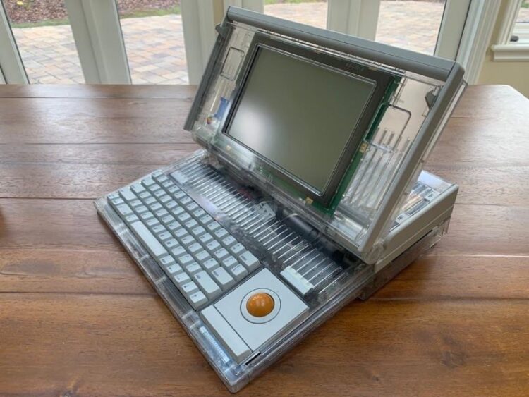 ชมต้นแบบ Macintosh Portable M5120 ถูกสร้างด้วยพลาสติกใส ก่อนเปิดตัวในสีเบจ