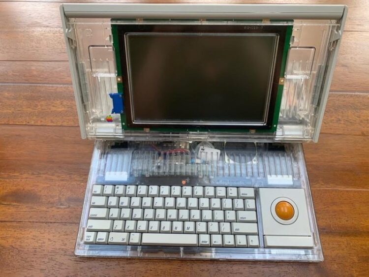 ชมต้นแบบ Macintosh Portable M5120 ถูกสร้างด้วยพลาสติกใส ก่อนเปิดตัวในสีเบจ