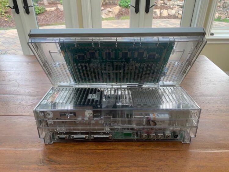 ชมต้นแบบ Macintosh Portable M5120 ถูกสร้างด้วยพลาสติกใส ก่อนเปิดตัวในสีเบจ