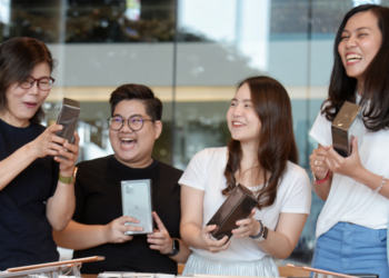 Apple วางจำหน่าย iPhone 11 พร้อมกัน 3 รุ่นในไทยทางการ เผยโฉมผู้ที่ได้เป็นเจ้าของคนแรก