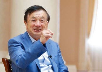 Ren Zhengfei ซีอีโอของ Huawei ถูกจับภาพได้ว่าเขาพกพา iPad ติดตัวไปด้วย ไม่ใช่ MediaPad หรือ Mate X