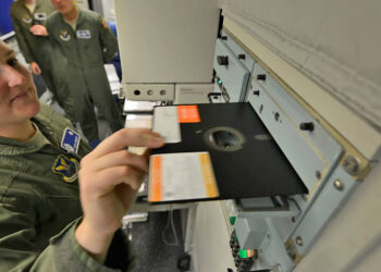 กองทัพสหรัฐฯ กำลังจะเลิกใช้แผ่นฟล็อปปี้ดิสก์ขนาด 8 นิ้ว ในการประสานงานเพื่อปล่อยนิวเคลียร์