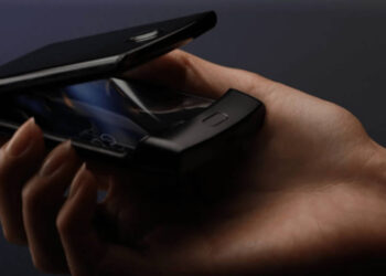 Motorola ถูกปล่อยภาพหลุดสมาร์ทโฟนพับได้ออกมาแล้ว ดีไซน์คล้าย Razr มือถือฝาพับสุดฮิตในอดีต