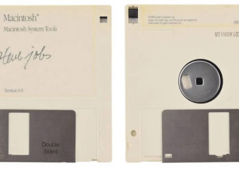 แผ่น Floppy Disk ที่มีลายเซ็น Steve Jobs มีมูลค่ามากกว่า 226,600 บาท กำลังถูกนำมาประมูล