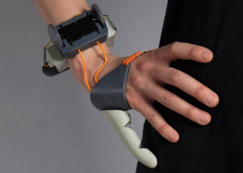 พบกับนิ้วโป้งที่สาม อุปกรณ์สวมใส่ ที่ช่วยเพิ่มความสามารถให้เหนือธรรมชาติ