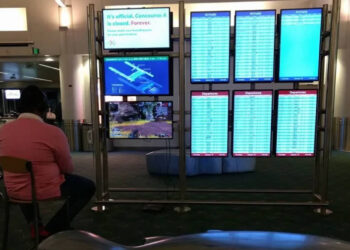 ห้ามทำตาม!! รอเครื่องนานเอา PlayStation 4 มาต่อจอมอนิเตอร์สนามบินนั่งเล่นซะเลย