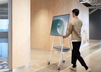Microsoft เปิดราคากระดานอัจฉริยะ All-New Surface Hub 2S พร้อมขาตั้งแบบมีล้อ ราคา 308,160 บาท