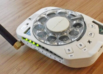 คลาสสิกมาก!! โทรศัพท์มือถือดีไซน์ย้อนยุค ใช้แป้นหมุนเพื่อโทรออกเหมือนที่เคยมีมาเมื่อ 40 ปีก่อน