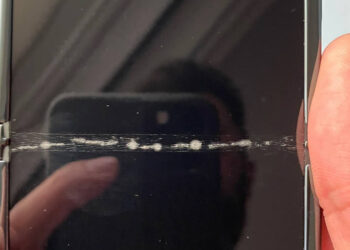 เจ้าของ Samsung Galaxy Z Flip พบหน้าจอแตก หลังจากแกะกล่องออกมาใช้ได้ไม่นาน