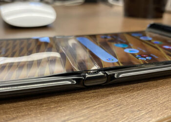 เจ้าของ Motorola Razr พบปัญหาจอแสดงผลลอกออกตรงบานพับ และมีฟองอากาศในหน้าจอ