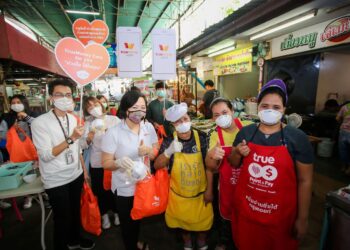True ห่วงใยสุขภาพผู้ค้า เดินสายแจกหน้ากาก N95 ป้องกันไวรัส COVID-19