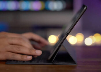 iOS 14 จะสนับสนุนเคอร์เซอร์เมาส์อย่างเต็มรูปแบบ และยังเผยถึง Smart Keyboard รุ่นใหม่ ที่มาพร้อมแทร็กแพด