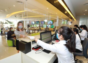 AIS เสริมมาตรการเข้ม!! ปกป้องลูกค้าและพนักงาน ณ จุดให้บริการ ติดตั้งแผงกั้นอะคริลิคใส ลดเสี่ยง COVID-19